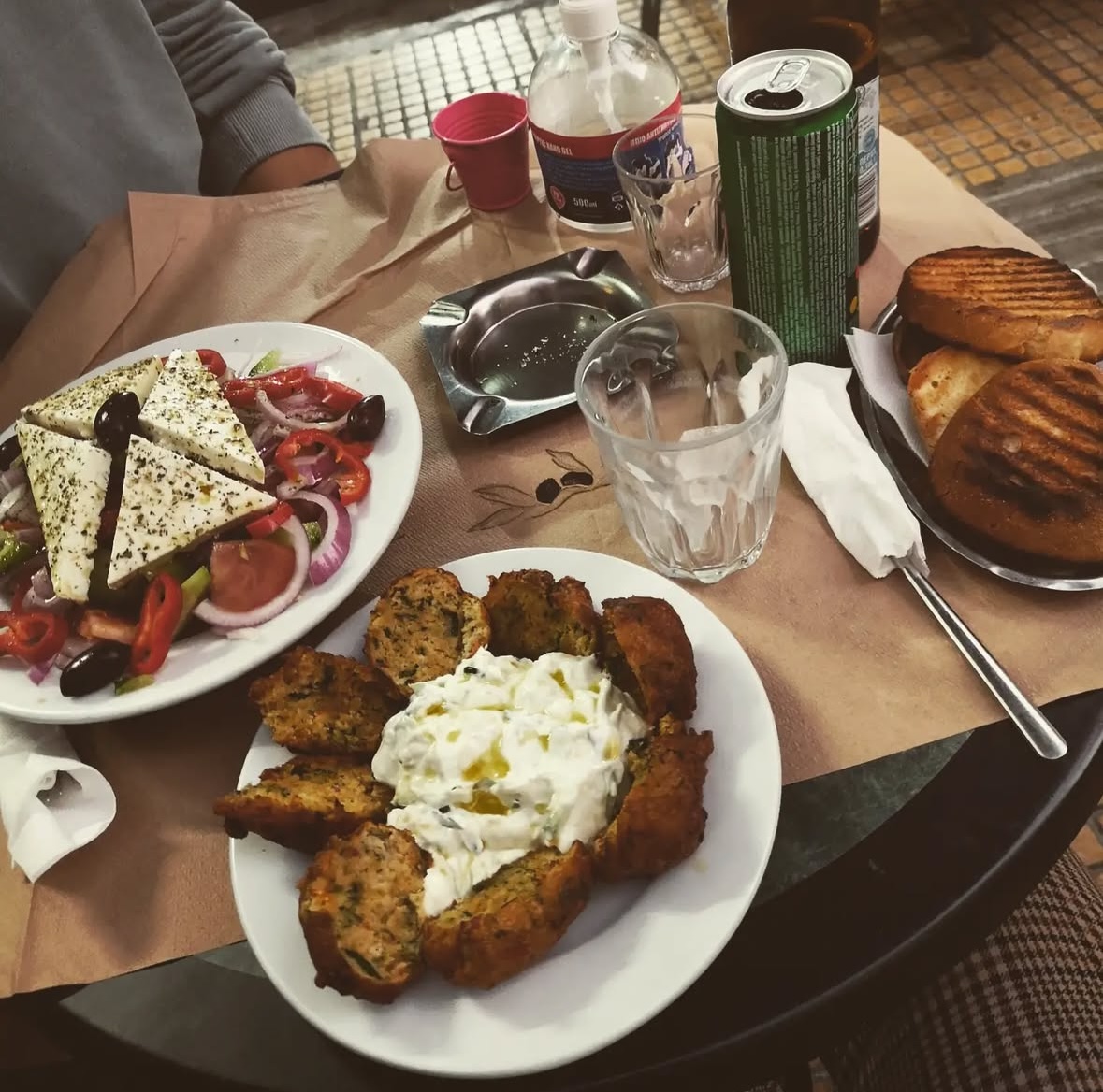Ein gedeckter Tisch im Restaurant Tis Theatrou to Steki in Athen.