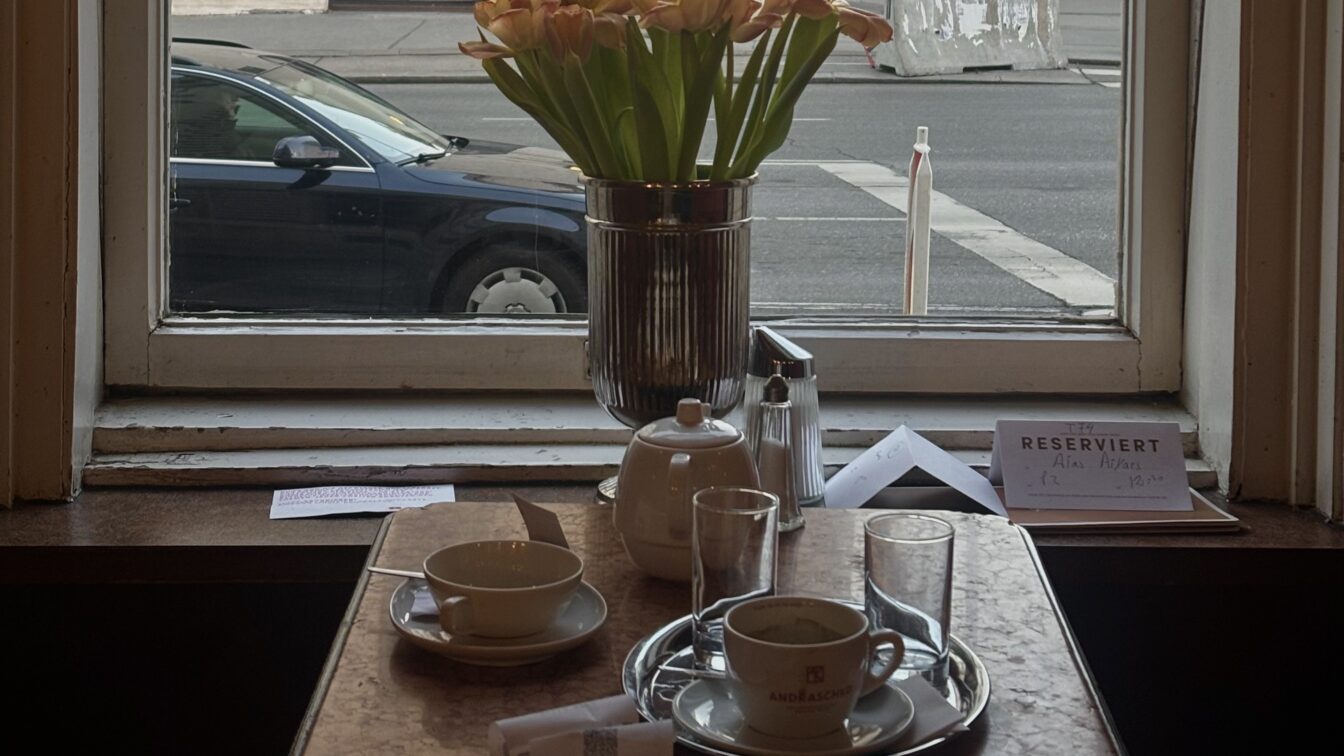 Wiener Kaffeehaus, Woche des Zeitunglesens, Zeitung lesen im Wiener Kaffeehaus