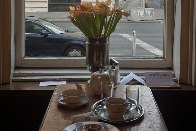 Wiener Kaffeehaus, Woche des Zeitunglesens, Zeitung lesen im Wiener Kaffeehaus