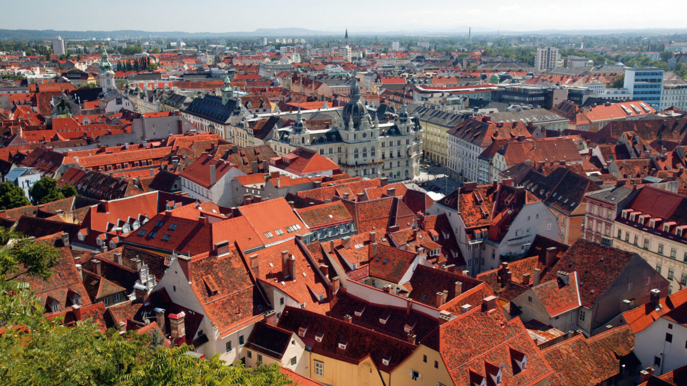 Blick vom Schlossberg auf Graz mit roten Dächern