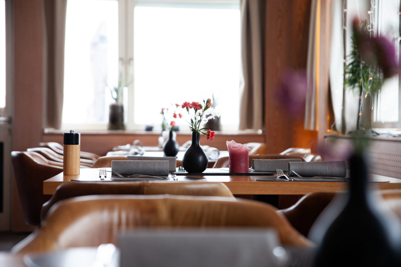 Ein gedeckter Tisch im Restaurant LANDEPLATZ.