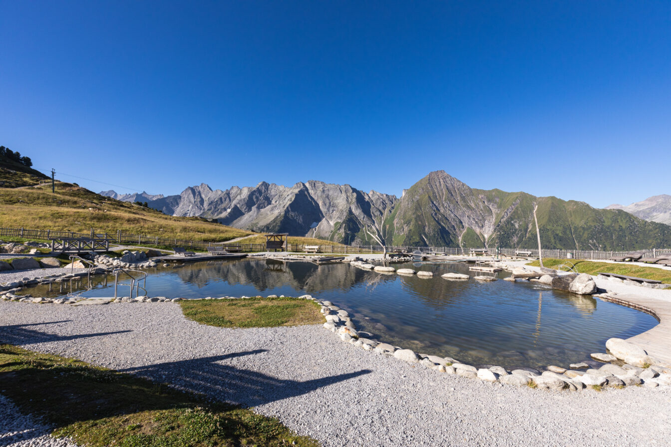 Blick auf den Ahornsee mit Sitzgelegenheit im Zillertal
