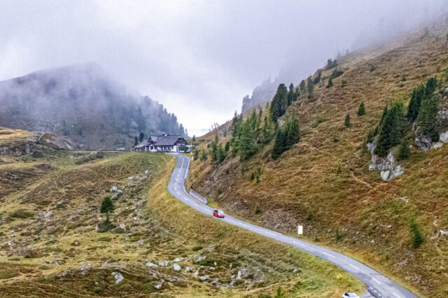 Flug über der Nockalmstraße. Die Straße wird als Kärntens sanfteste Alpenstraße beworben und ist 34 Kilometer lang. Sie führt durch die Nockberge im UNESCO Biosphärenpark Nockberge.