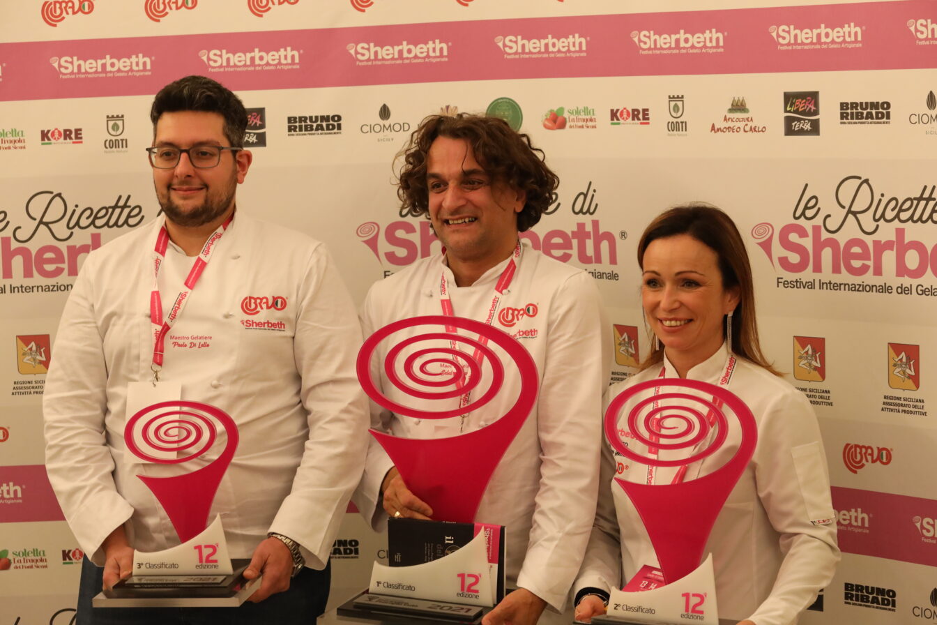 Team von alpz gelato bei Preisverleihung mit Pokal. Drei strahlende Personen, zwei Männer und eine Frau