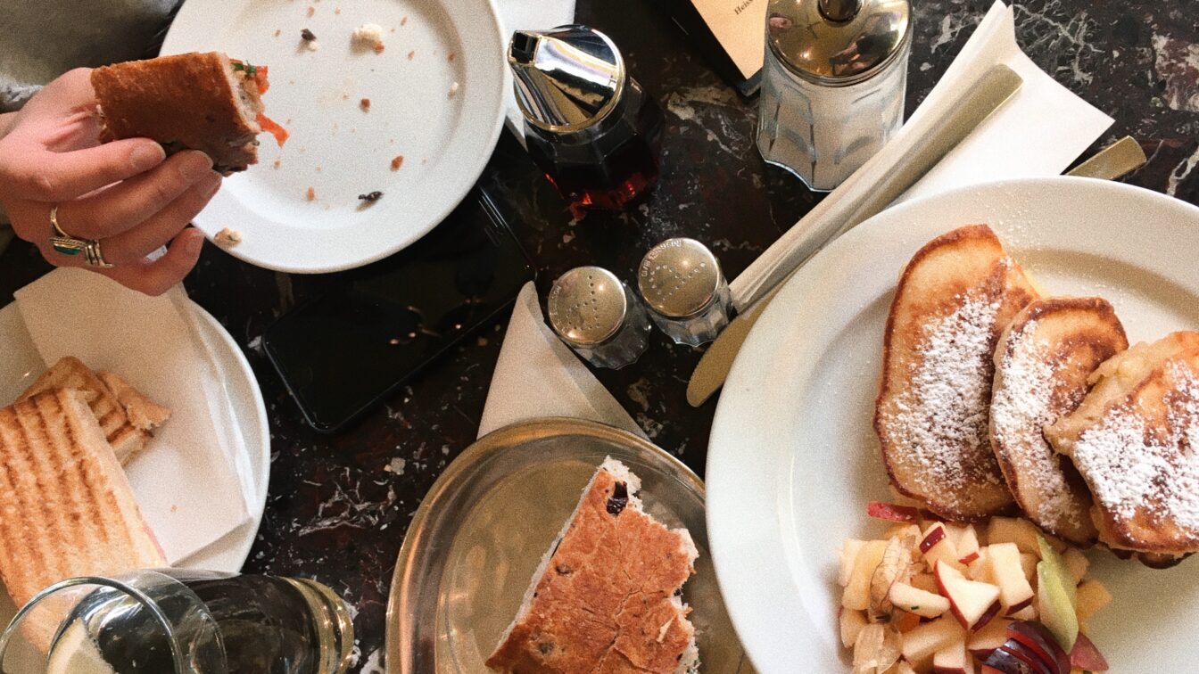 Ein gedeckter Tisch mit Frühstück im Baader Café in München.