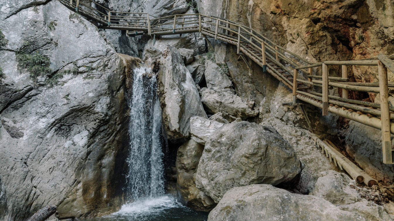 Bärenschützklamm Oststeiermark mit Holzsteg und Wasserfall