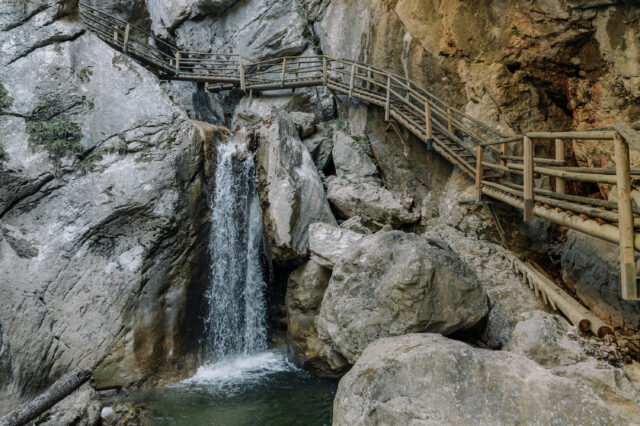 Bärenschützklamm Oststeiermark mit Holzsteg und Wasserfall