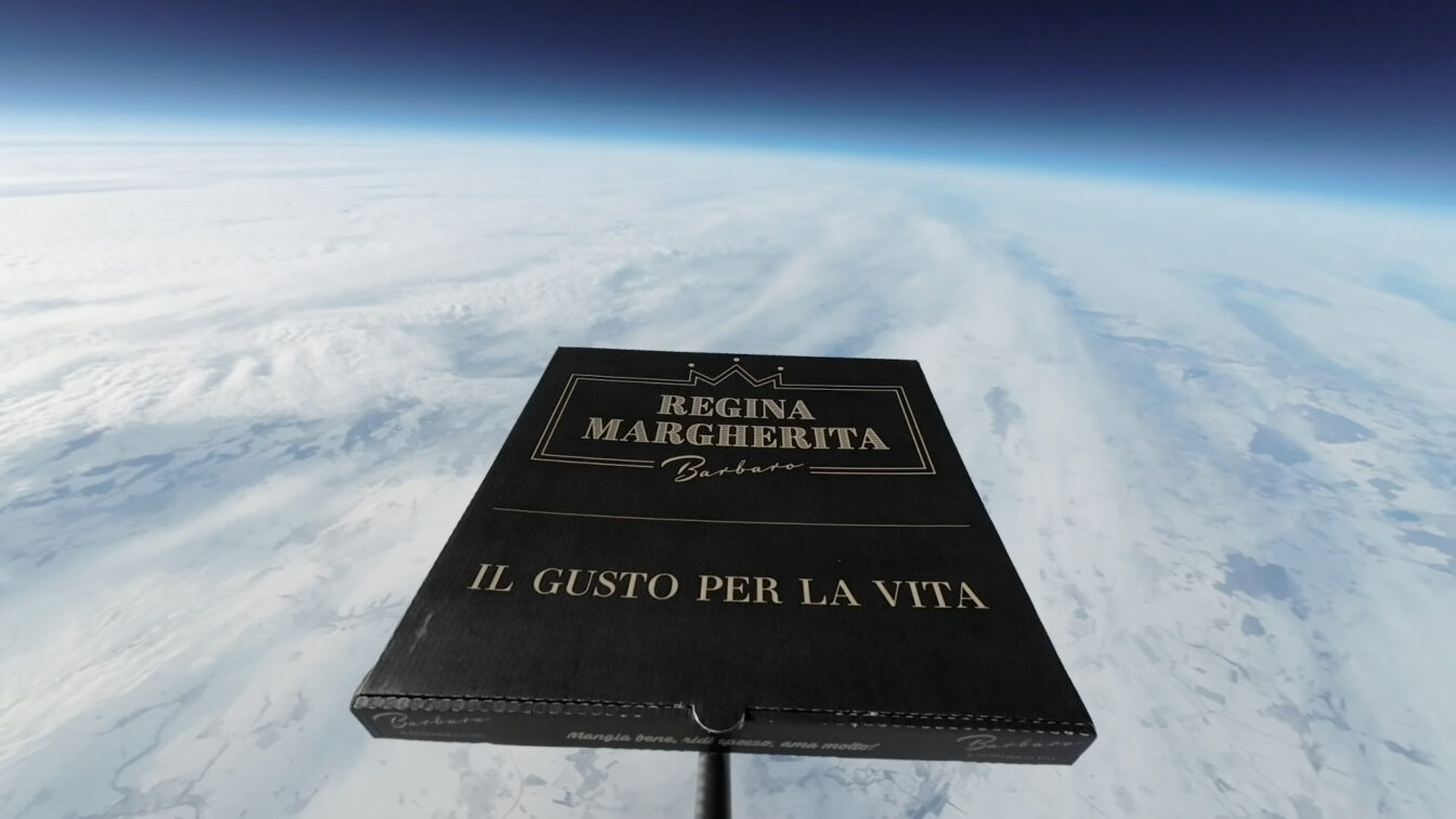 Pizza der Regina Margherita in der Stratosphäre