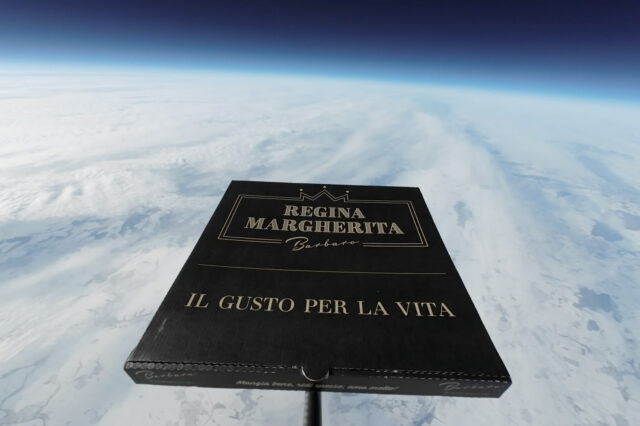 Pizza der Regina Margherita in der Stratosphäre