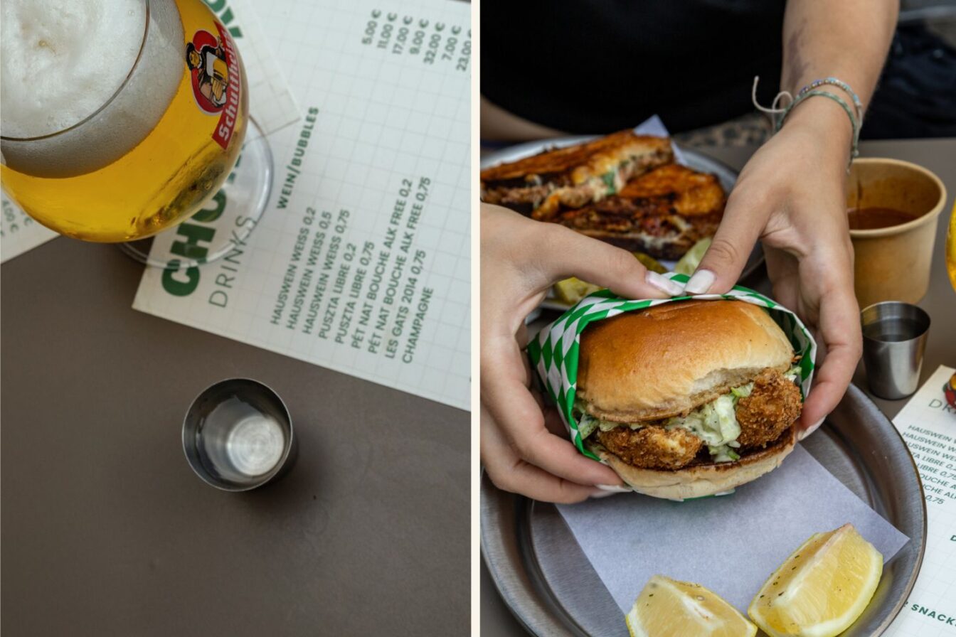 Zweiteilige Bildcollage aus dem Restaurant Chompy in Berlin: Links ein Glas Bier mit Schaumkrone neben einer Getränkekarte auf einem Tisch, im Vordergrund ein kleines Metallbecherchen. Rechts ein Paar Hände, das einen Burger mit frittiertem Inhalt, Salat und Brötchenhälfte in grüner Papierhülle hält; im Hintergrund gegrillte Sandwichhälften, Zitronenspalten auf einem Metallteller und ein Pappbecher mit Sauce