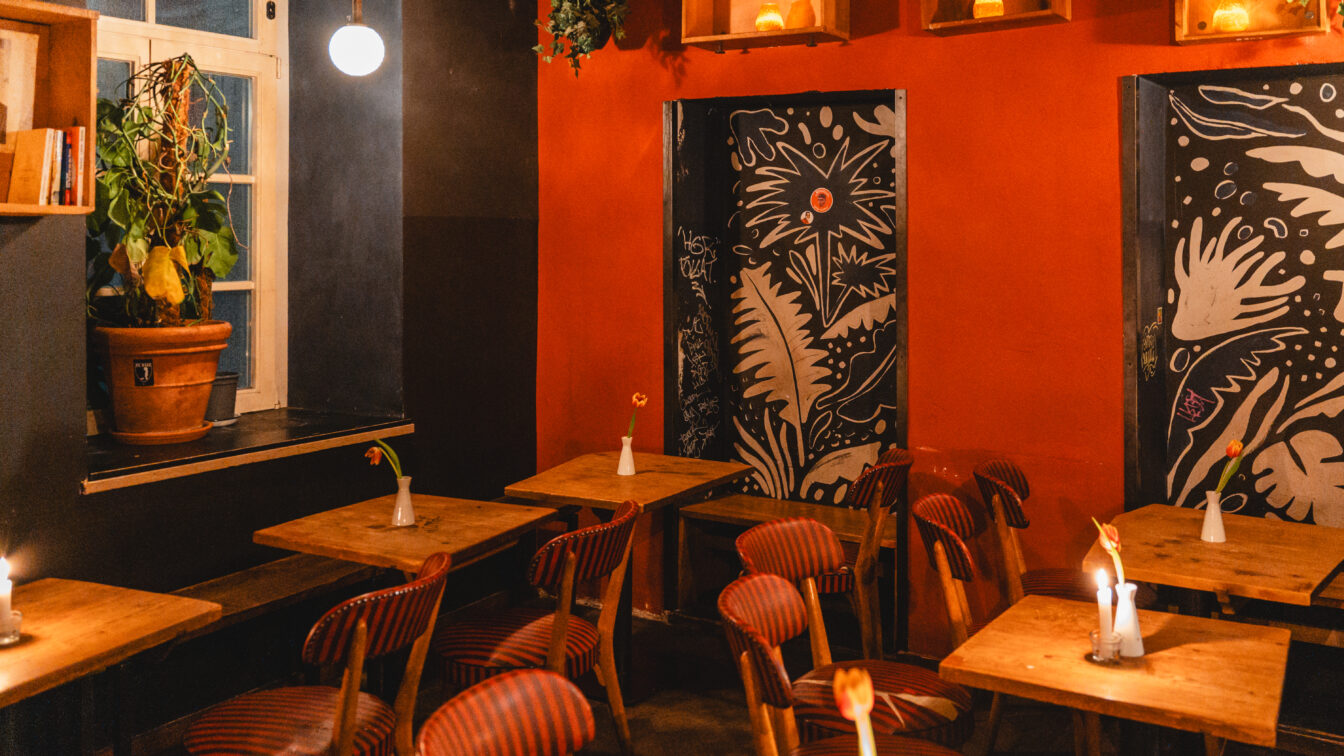 Der schummrige Innenraum einer Bar in München am Hauptbahnhof.