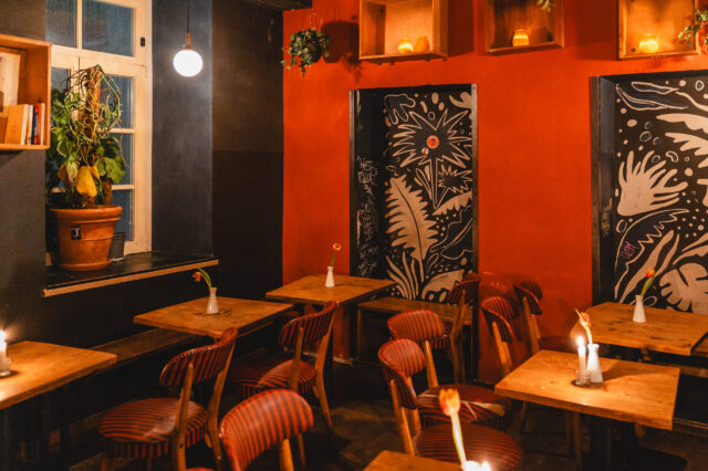 Der schummrige Innenraum einer Bar in München am Hauptbahnhof.