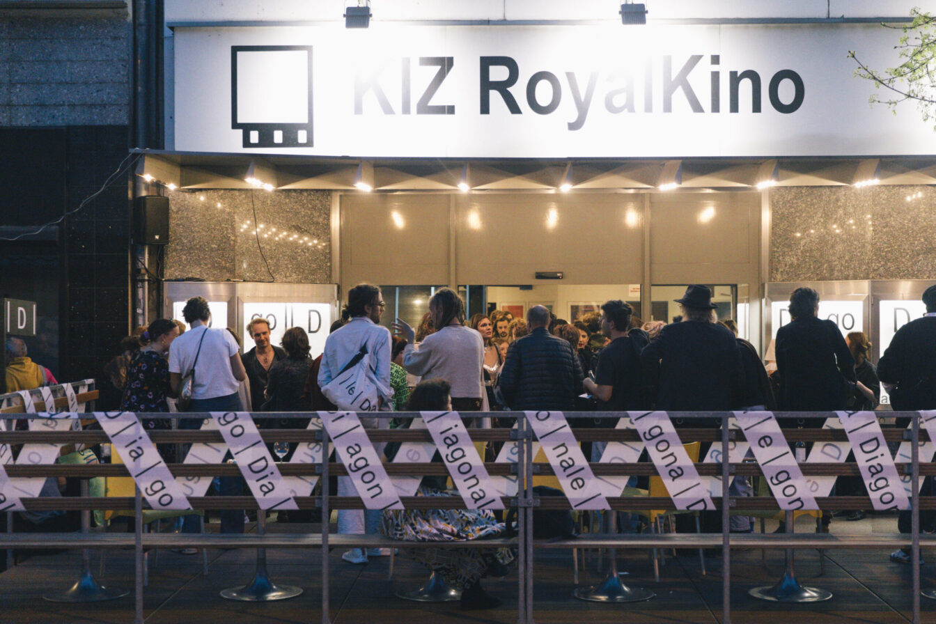 Diagonale Graz: Banner vor dem Royal Kino, Menschen
