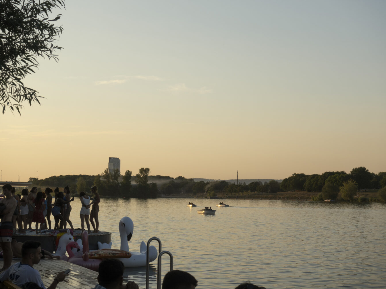 Menschen baden beim Pier 22 auf der Donauinsel