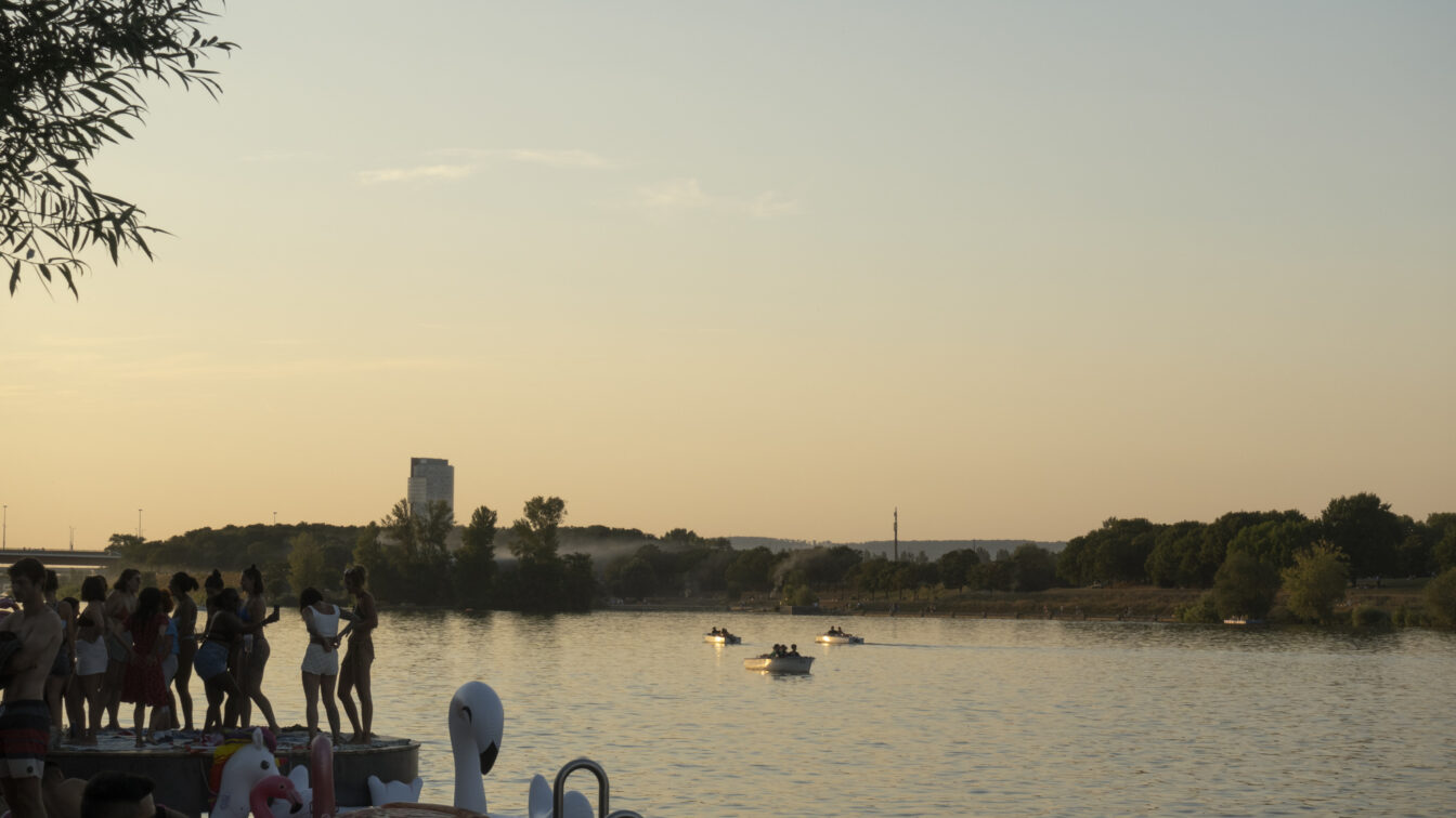 Menschen baden beim Pier 22 auf der Donauinsel