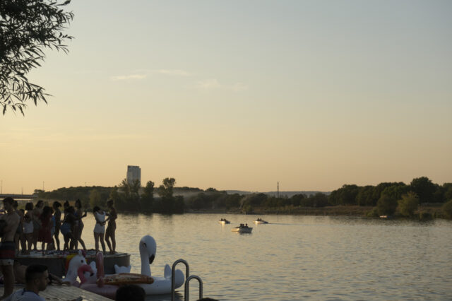 Menschen baden beim Pier 22 auf der Donauinsel