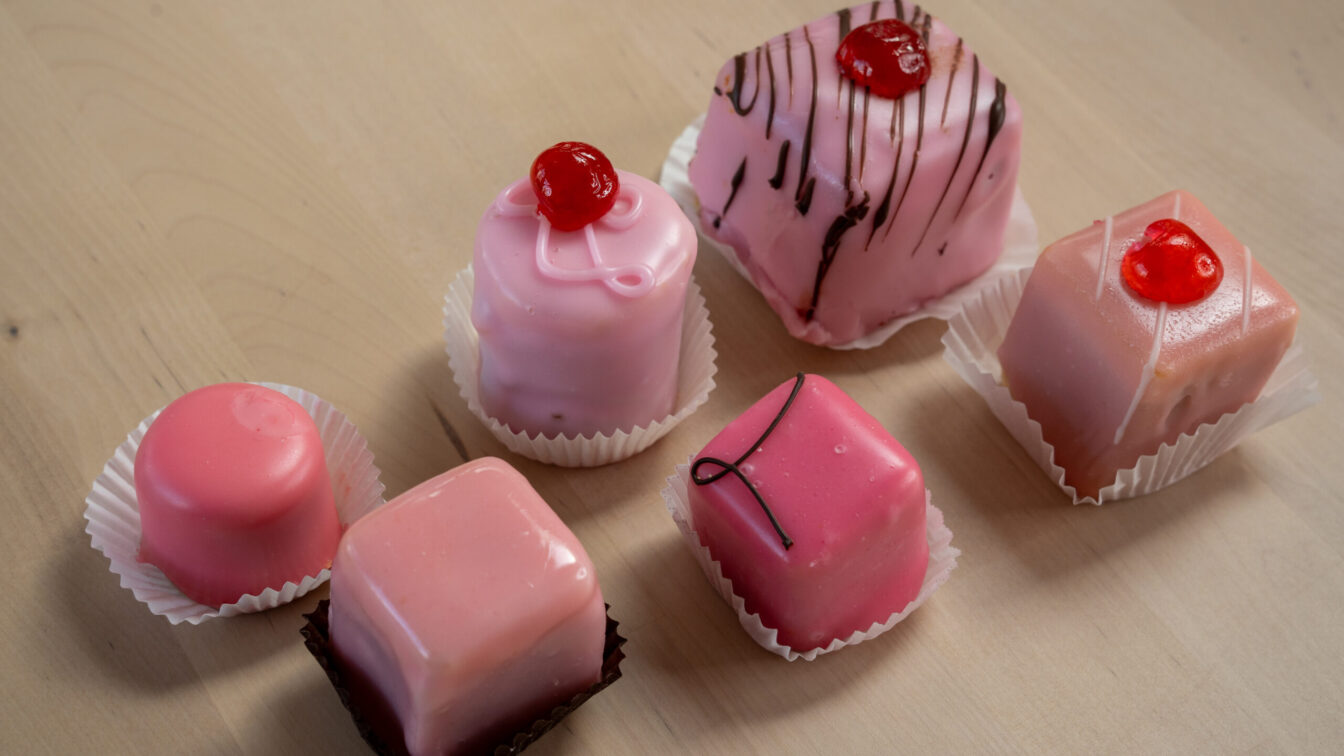 Sammlung an Punschkrapferl von Wiener Konditoreien