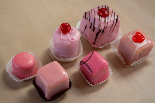 Sammlung an Punschkrapferl von Wiener Konditoreien