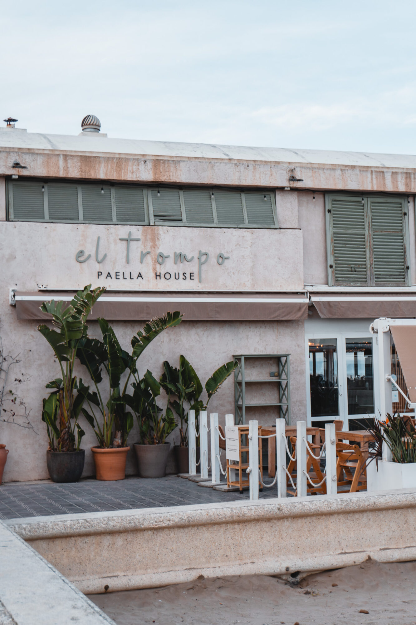Das El Trompo House am Strand von Valencia.
