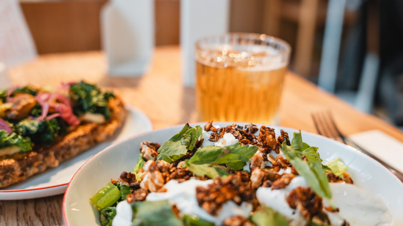 Sellerie Salat und belegtes Brot im Eska in Prag.