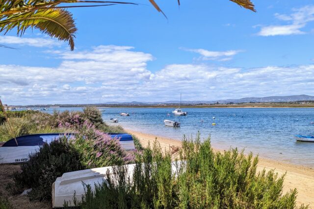 idyllischer Strand mit Blick aufs Meer nahe der Stadt Faro in Portugal