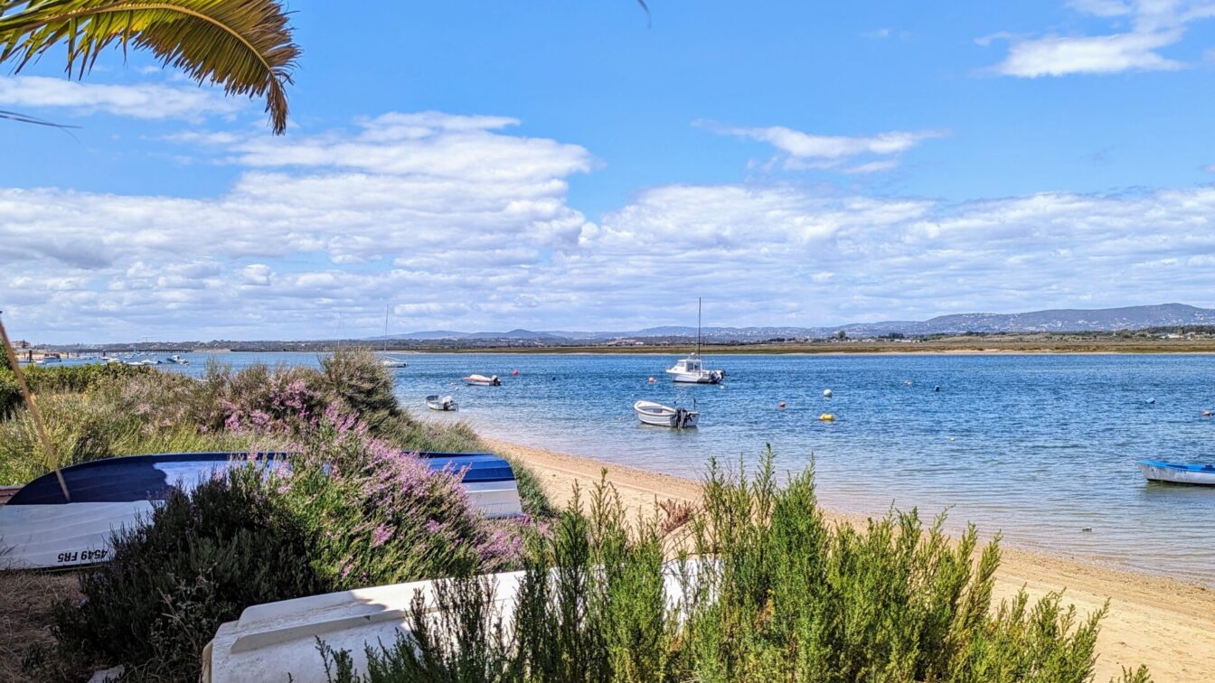 idyllischer Strand mit Blick aufs Meer nahe der Stadt Faro in Portugal