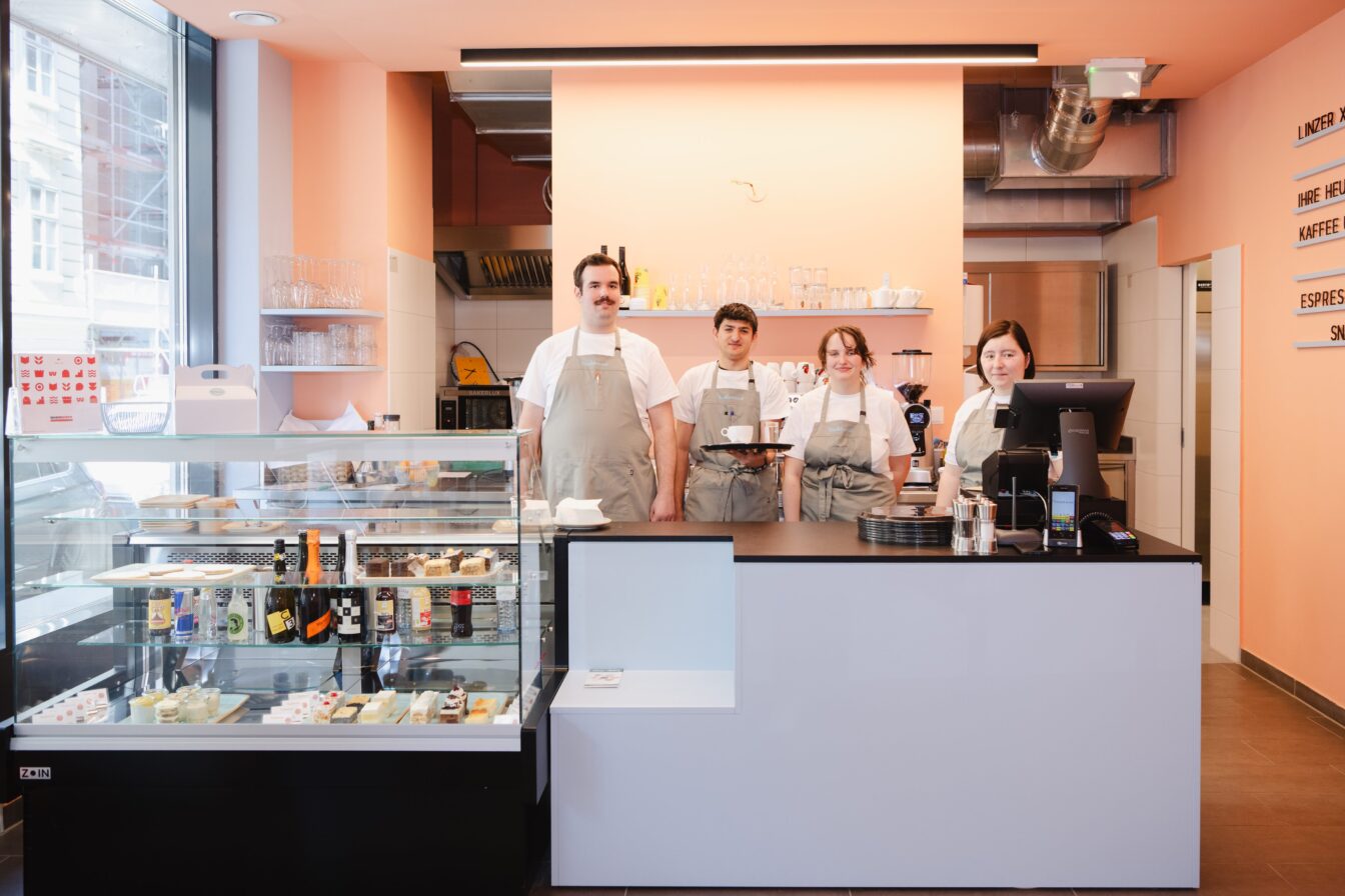 Angestellt stehen hinter der Theke im Kuchenamt in Wien