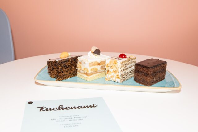 eine Auswahl an Mehlspeisen im Kuchenamt in Wien