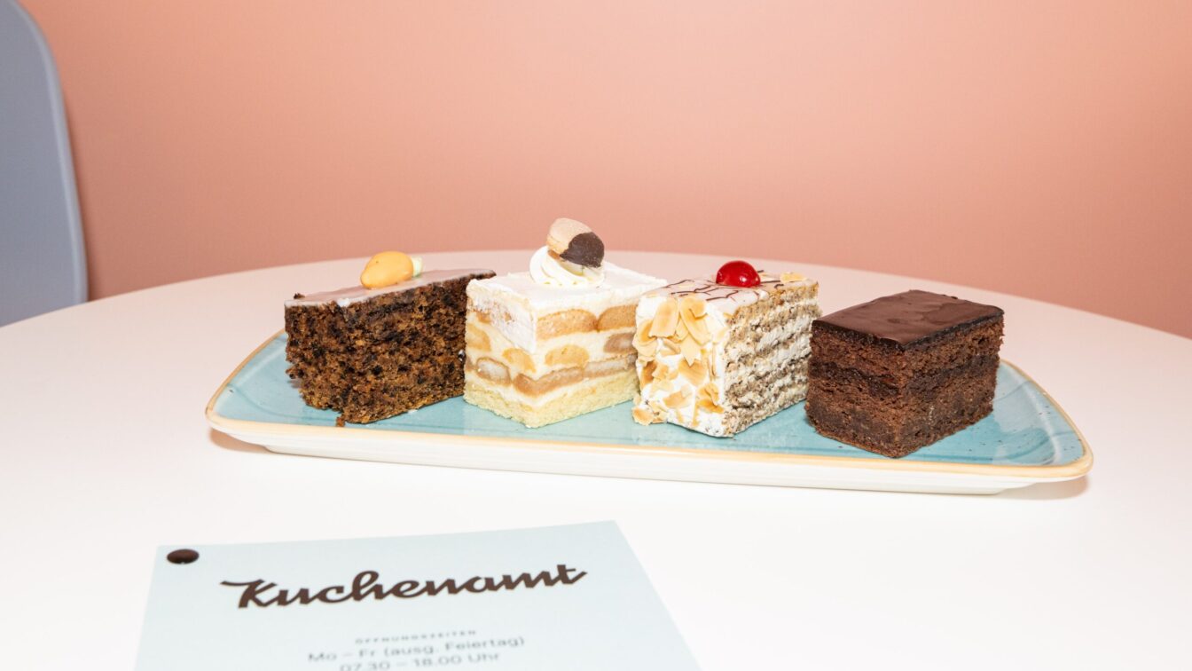 eine Auswahl an Mehlspeisen im Kuchenamt in Wien