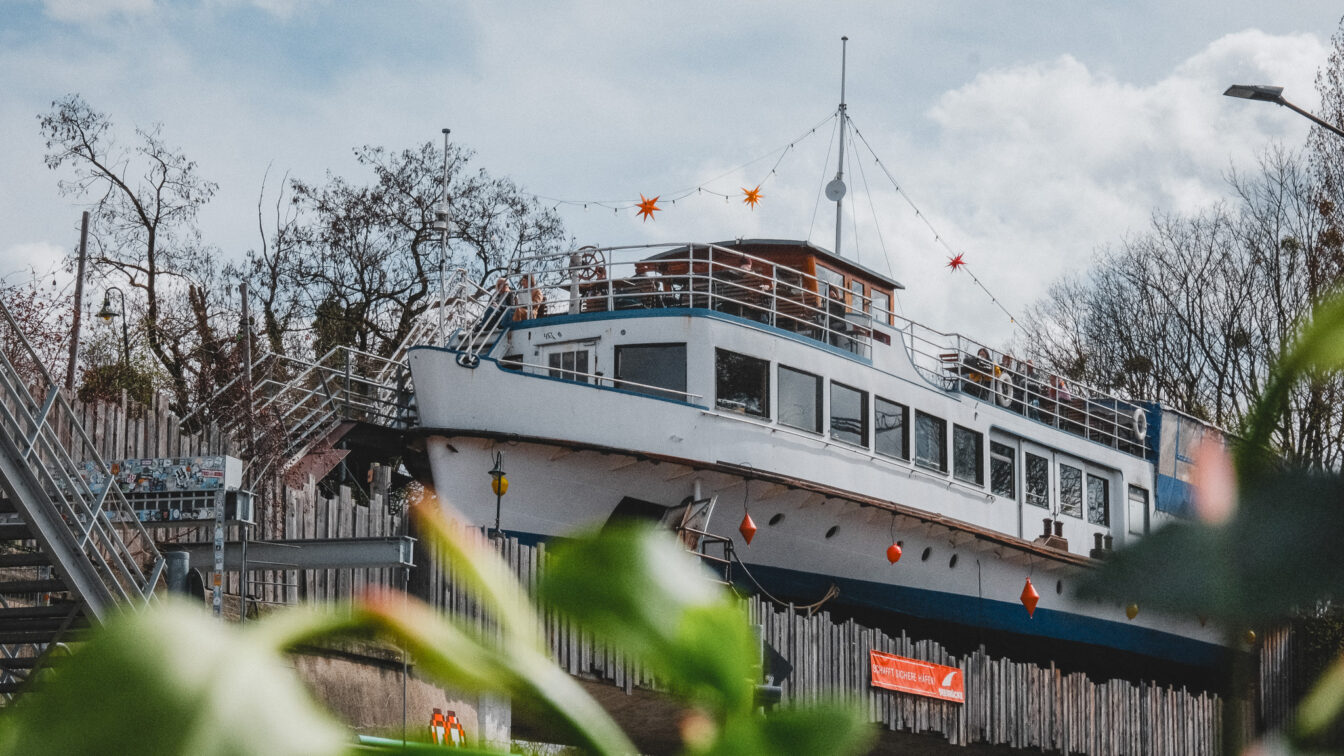 Die Alte Utting in München ist ein Gastro-Schiff mitten in der Stadt.