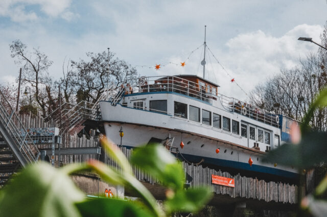 Die Alte Utting in München ist ein Gastro-Schiff mitten in der Stadt.