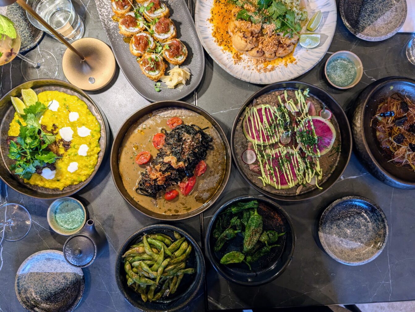 eine bunte Auswahl an Vor- und Hauptspeisen im Restaurant Nikkai in Wien