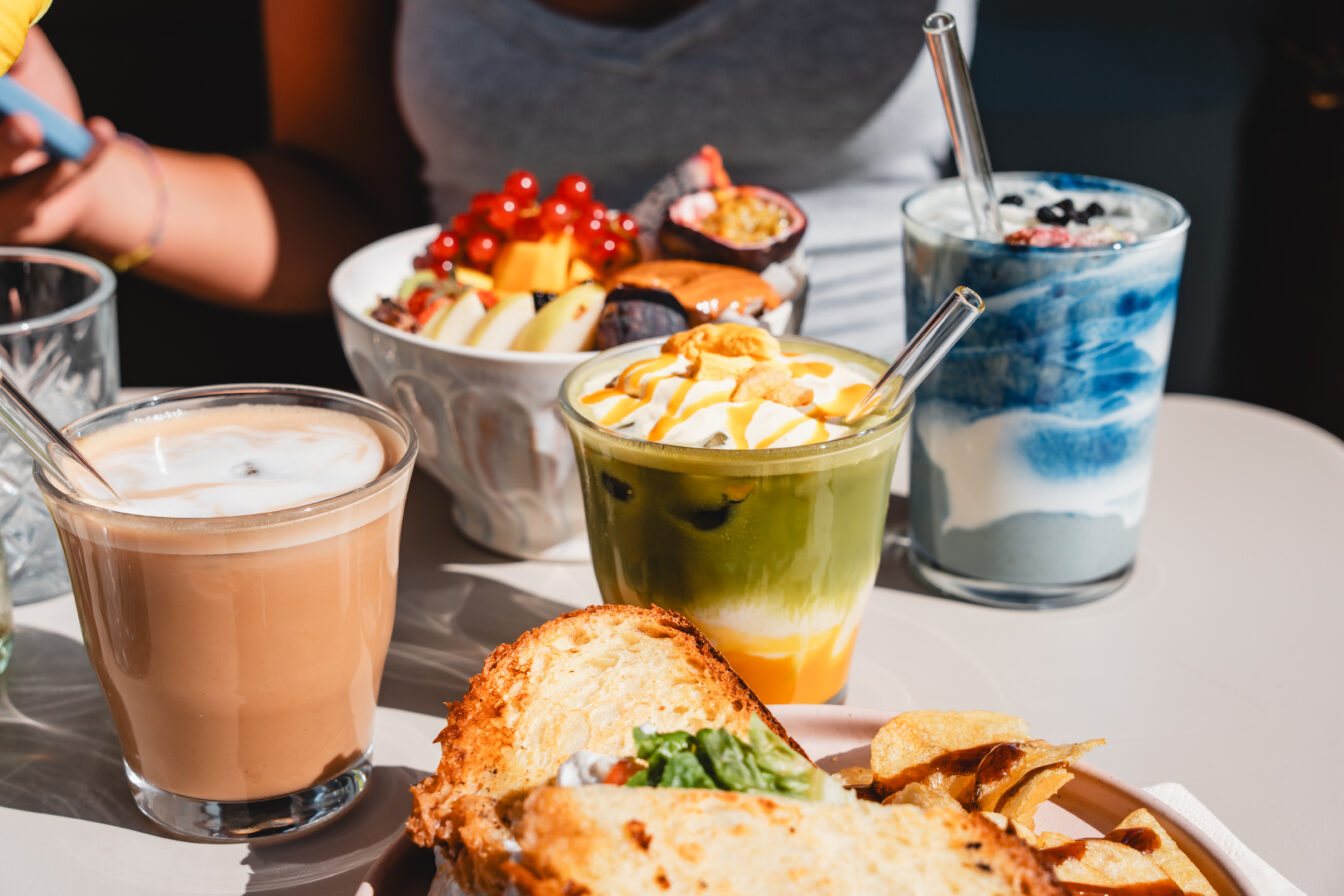 Ein bunt gedeckter Frühstückstisch in einem Café in Schwabing.