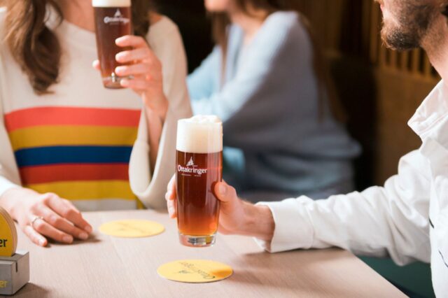 Frisch gezapftes Bier im Wirtshaus mit Schaumkrone