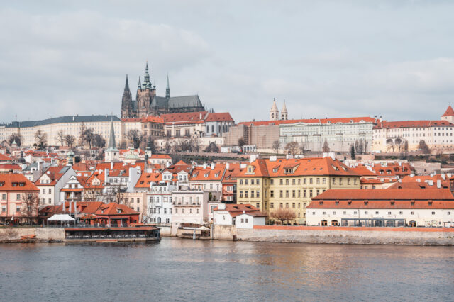 Blick auf die Prager Burg von der Karlsbrücke aus.