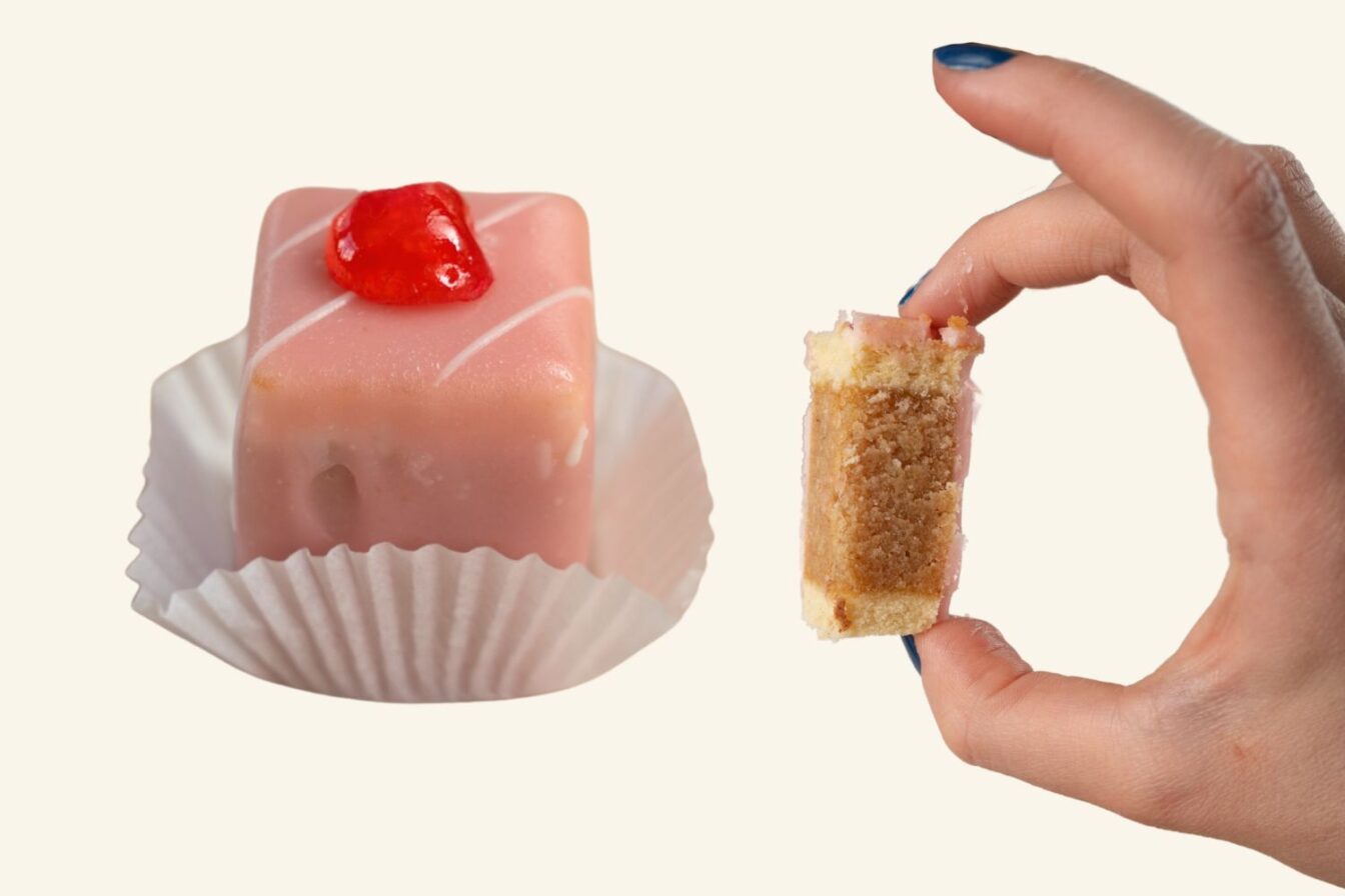 links Punschkrapferl, rechts durchgeschnittenes Punschkrapferl, zeigt das Innere