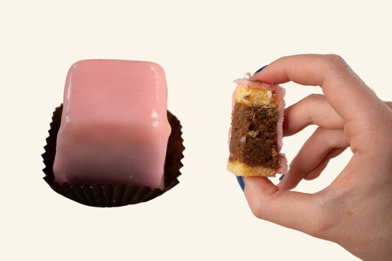 links Punschkrapferl, rechts durchgeschnittenes Punschkrapferl, zeigt das Innere