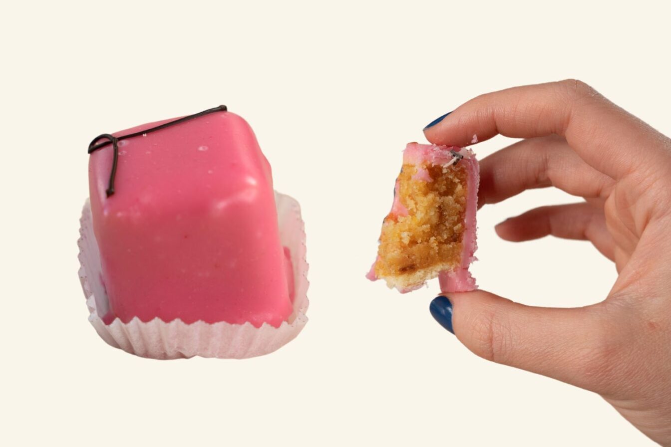 links Punschkrapferl, rechts durchgeschnittenes Punschkrapferl, zeigt das Innere