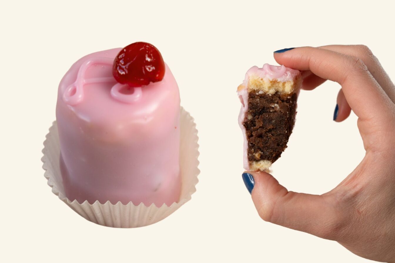 links Punschkrapferl, rechts durchgeschnittenes Punschkrapferl, zeigt das Innere