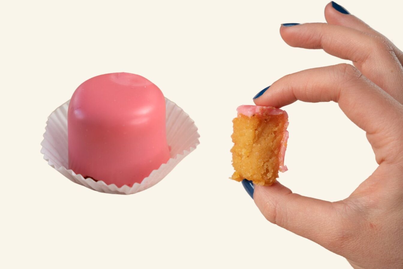 links Punschkrapferl, rechts durchgeschnittenes Punschkrapferl, zeigt das Innere