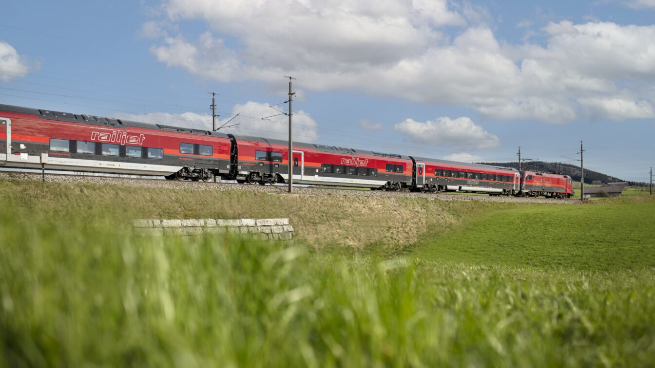 Railjet der ÖBB fährt durch die Natur