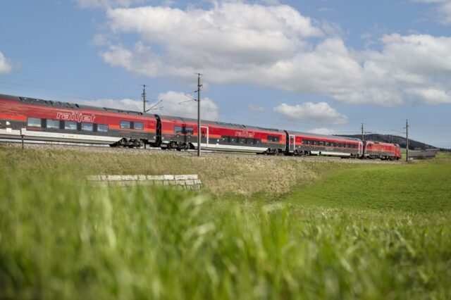 Railjet der ÖBB fährt durch die Natur