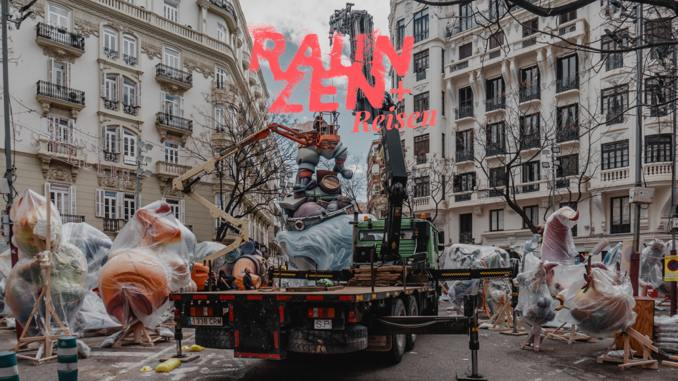 Aufbau der Figuren für Las Fallas in Valencia.