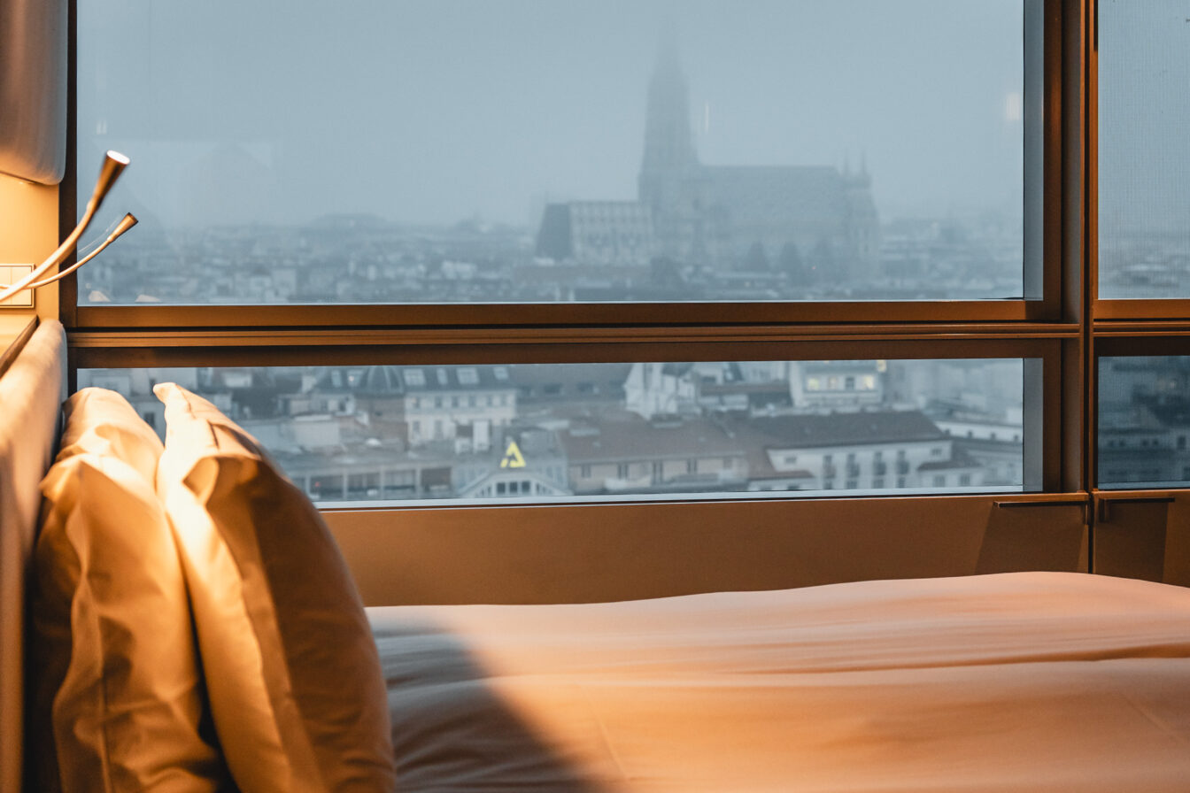 SO Vienna Zimmer mit Blick auf den Steffl.