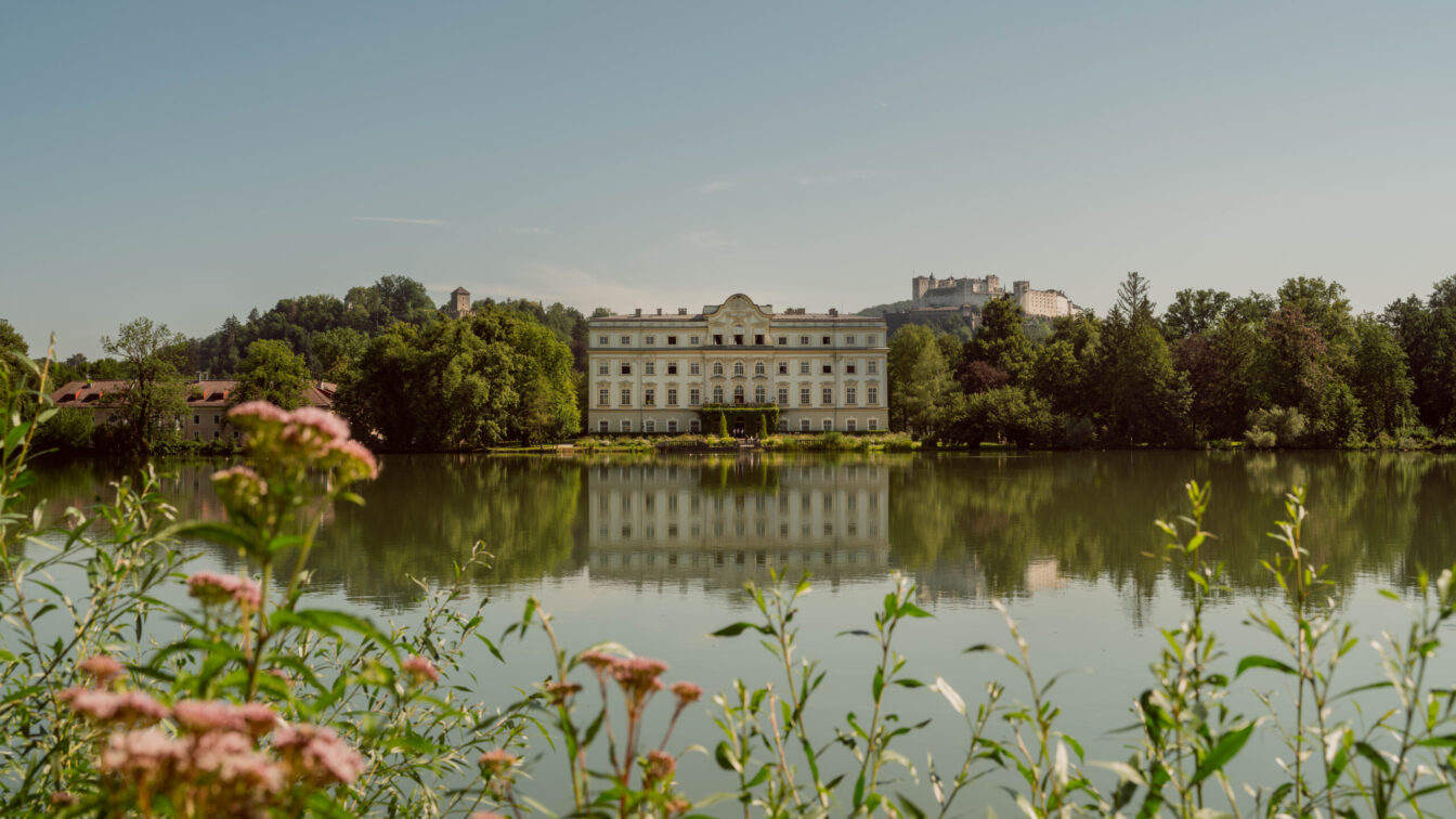 Salzburg Schloss Leopoldskron mit Blumenwiese