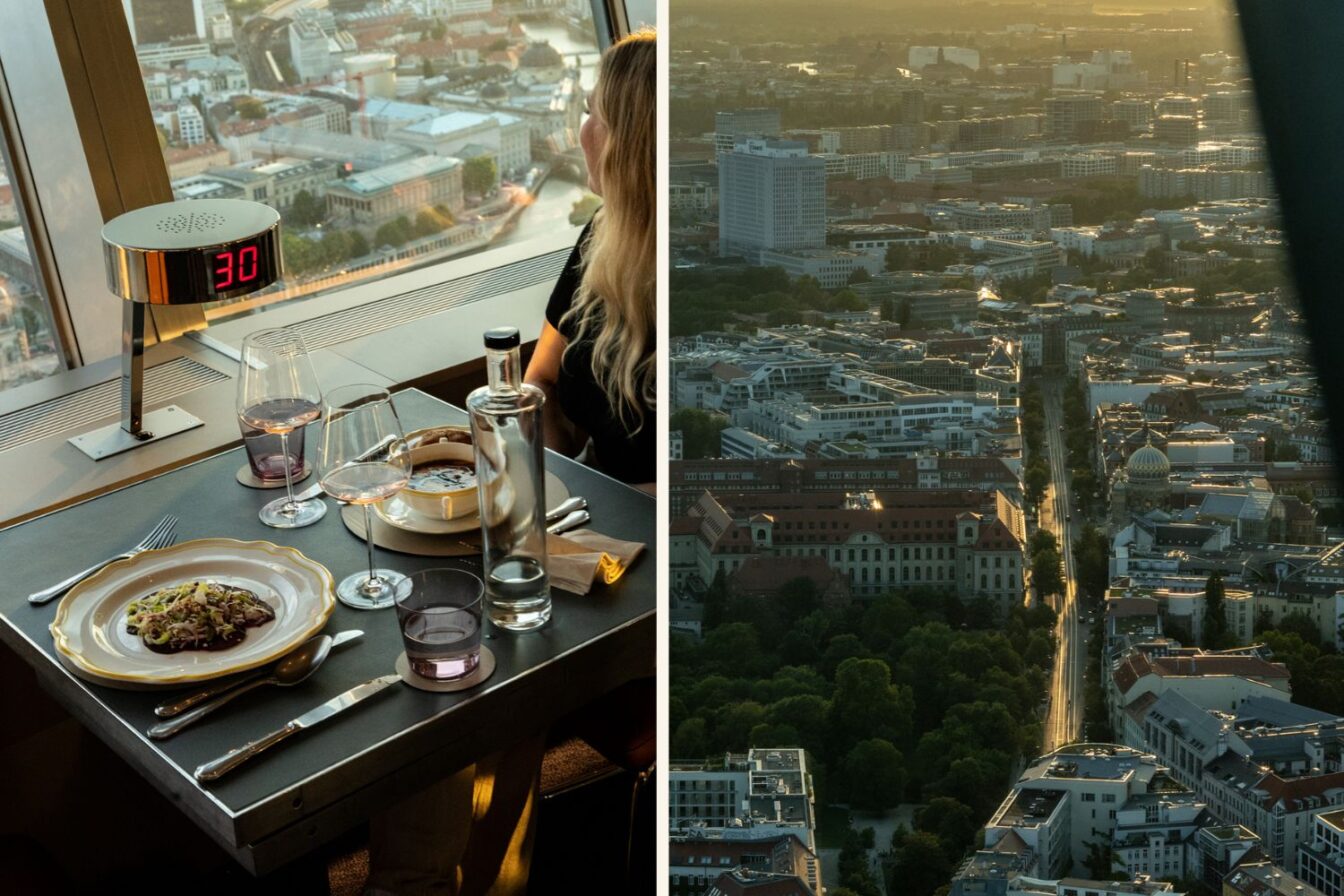 Zweiteiliges Bild aus dem Restaurant Sphere im Berliner Fernsehturm. Links ein elegant gedeckter Tisch mit zwei Tellern, Wein- und Wassergläsern sowie einer Flasche Wasser, im Hintergrund eine Frau mit blondem Haar, die durch das Panoramafenster über die Stadt blickt. Auf dem Tisch eine digitale Anzeige mit der Tischnummer 30. Rechts der Blick aus großer Höhe auf Berlin bei goldenem Abendlicht, mit erkennbaren Straßen, Parks und Gebäuden, darunter die Neue Synagoge mit ihrer goldenen Kuppel.
