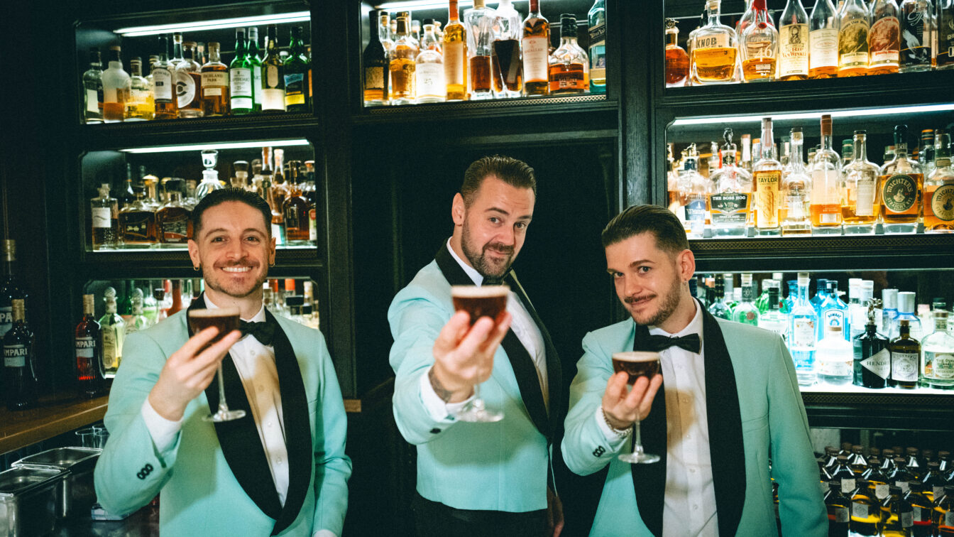 Barkeeper präsentieren Signature Drinks bei der Munich Cocktail Week