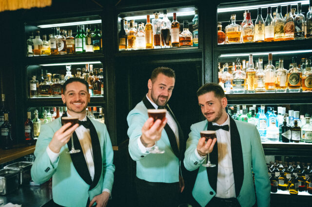 Barkeeper präsentieren Signature Drinks bei der Munich Cocktail Week