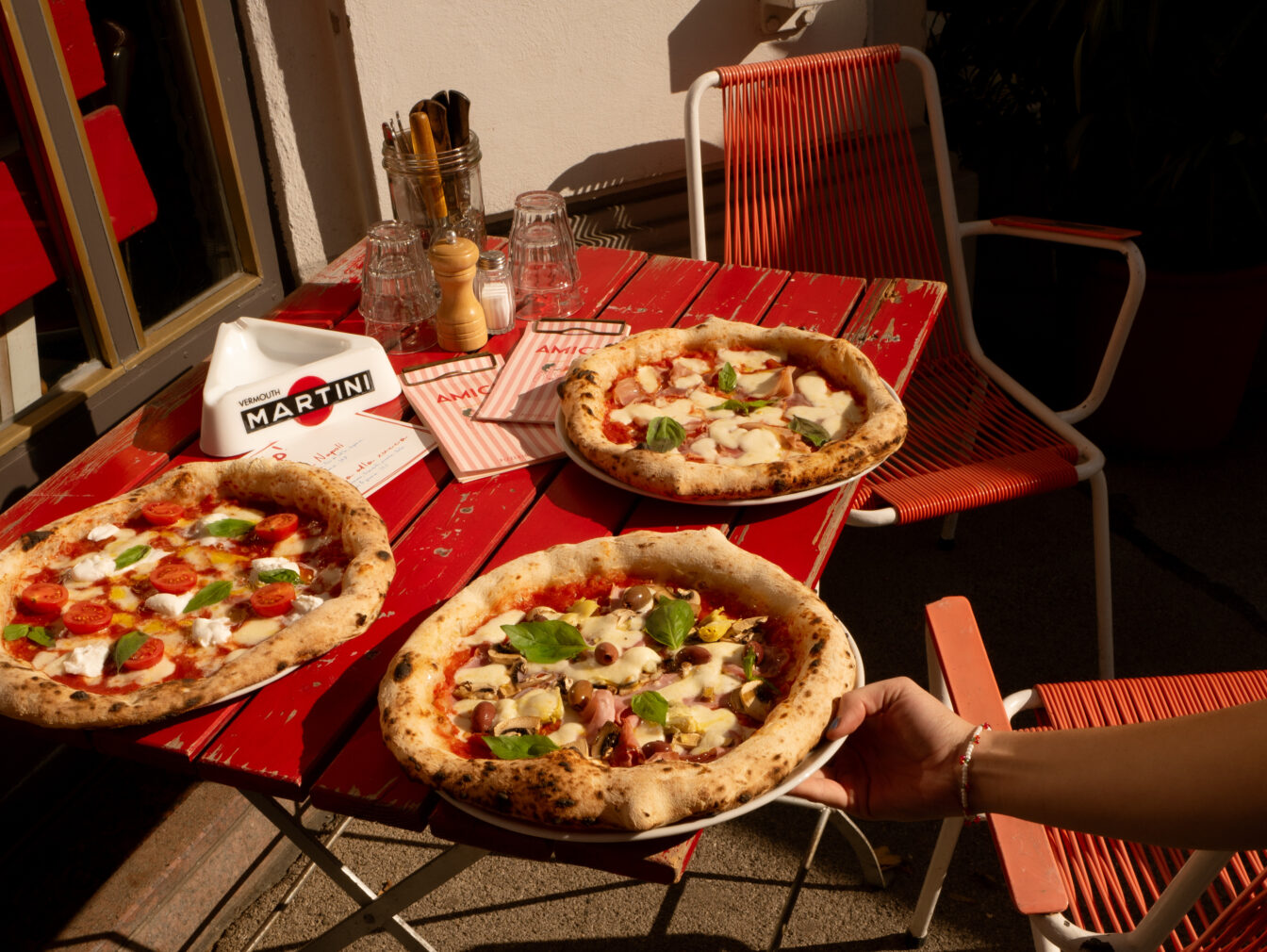 Neapolitanische Pizza im Schanigarten der Pizzeria Amici