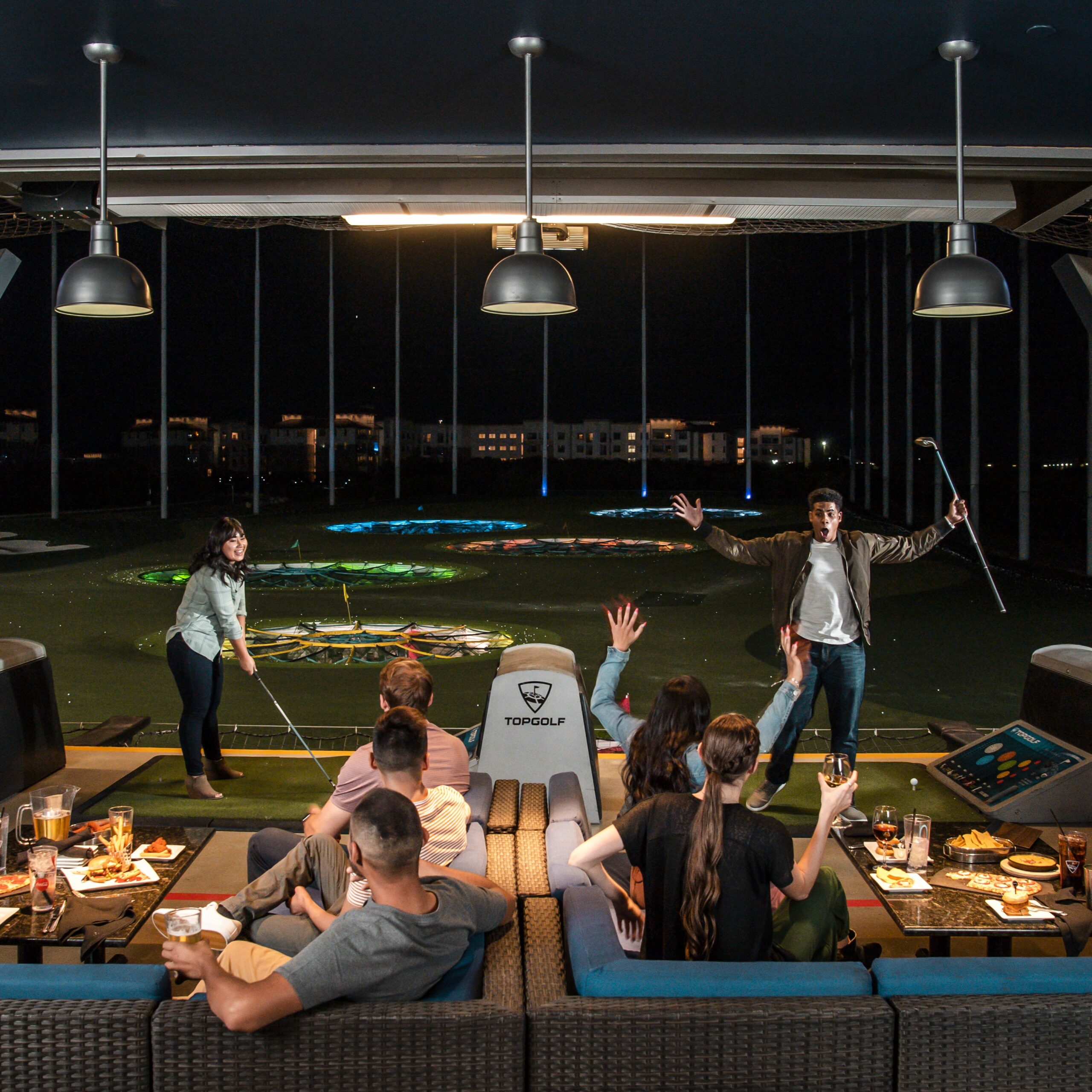 Menschen spielen Golf bei Topgolf Wien (c) Topgolf